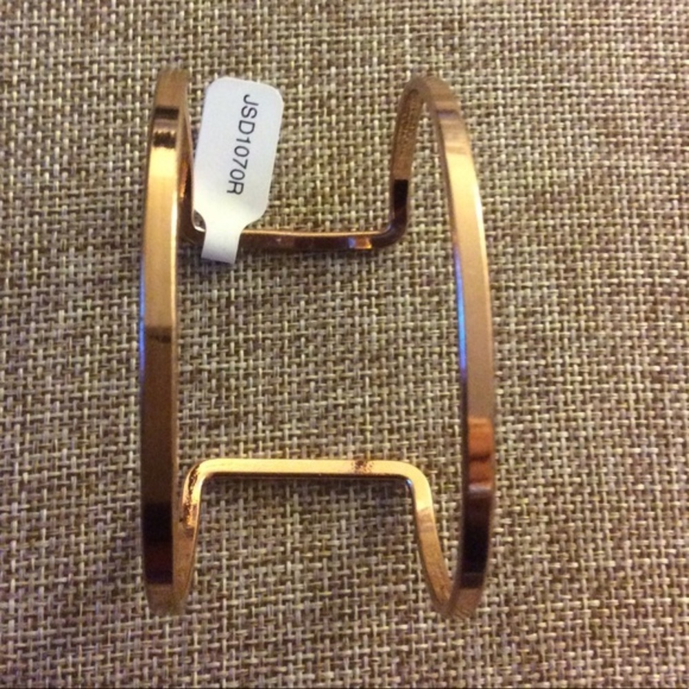 NWT Rosegoldtone Modern Bangle Bracelet